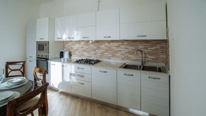 Apartment (4 Bedrooms) | Eigene Kochnische