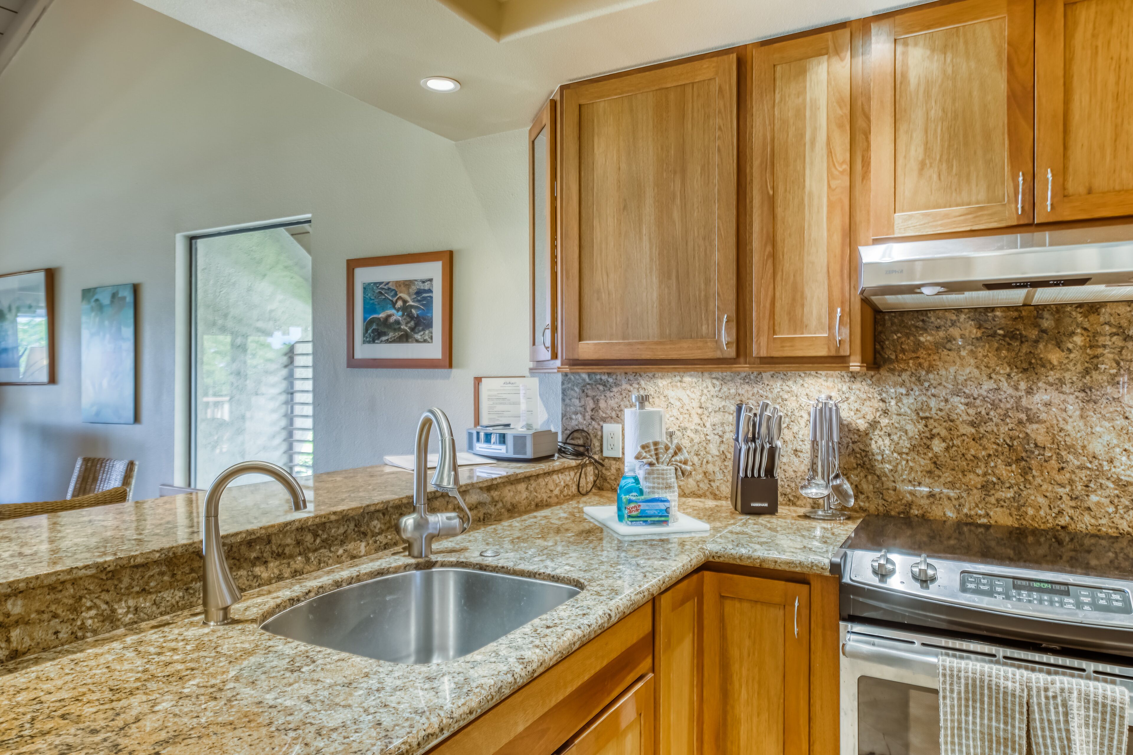 Island gem near the beach with pool, hot tub, balcony & tennis