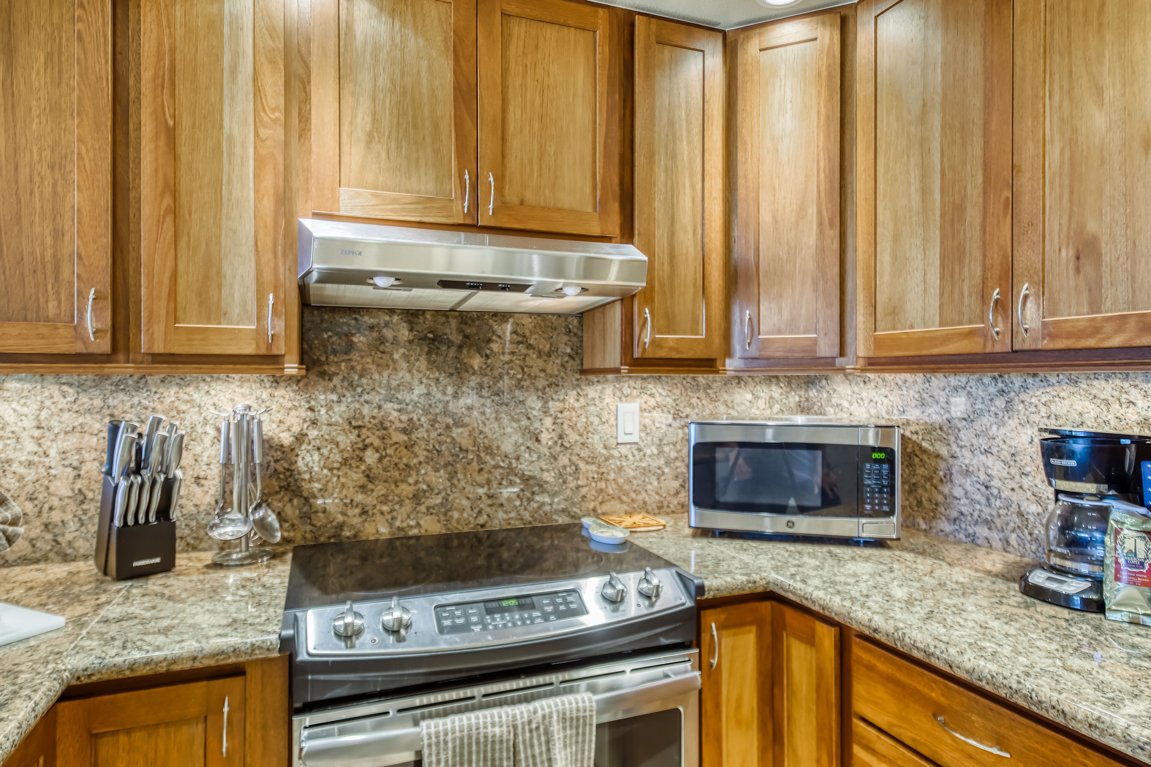 Island gem near the beach with pool, hot tub, balcony & tennis