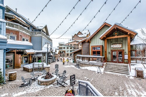 Inviting ski-in/ski-out condo hot tub, gas fireplace, and firepit