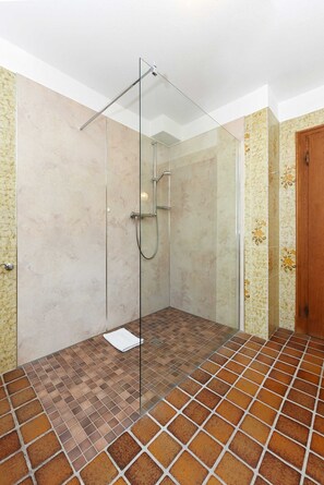 Bruser, Sæbe, Toiletpapir