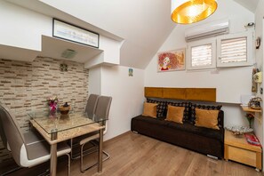 Apartment (Two Bedroom Apartment) | Wohnzimmer | Fernseher