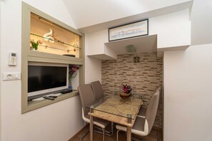 Apartment (Two Bedroom Apartment) | Wohnzimmer | Fernseher