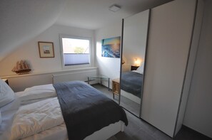 2 bedrooms, travel cot, WiFi