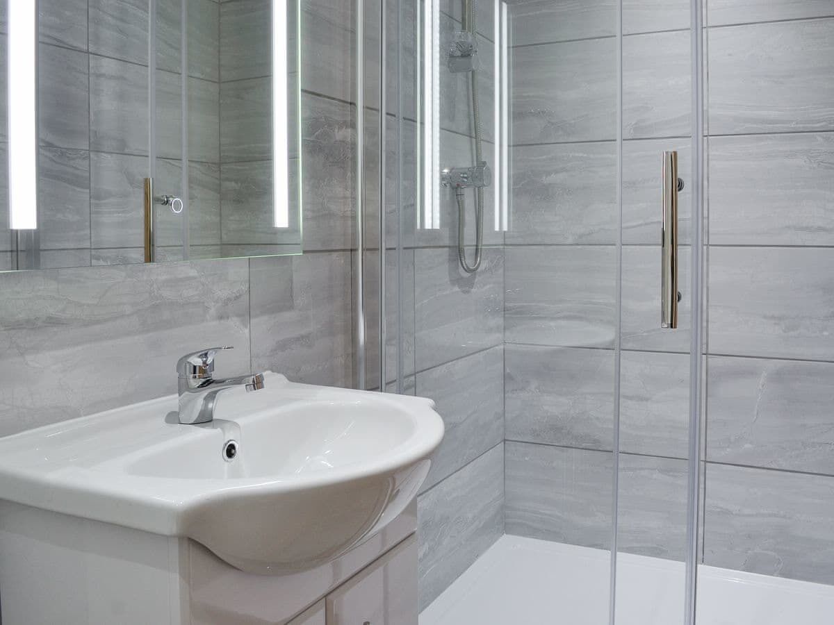 3 bedroom 2 bathroom Spey lodge with hottub and excellent views 