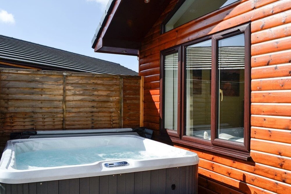 3 bedroom 2 bathroom Spey lodge with hottub and excellent views