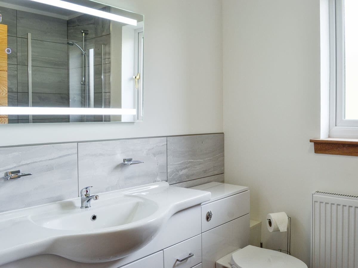 3 bedroom 2 bathroom Spey lodge with hottub and excellent views 