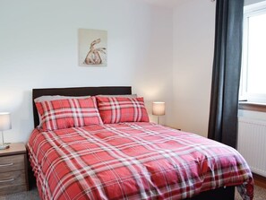 3 bedrooms, iron/ironing board, travel cot, free WiFi - 3 bedroom 2 bathroom Spey lodge with hottub and excellent views (Glasgow)