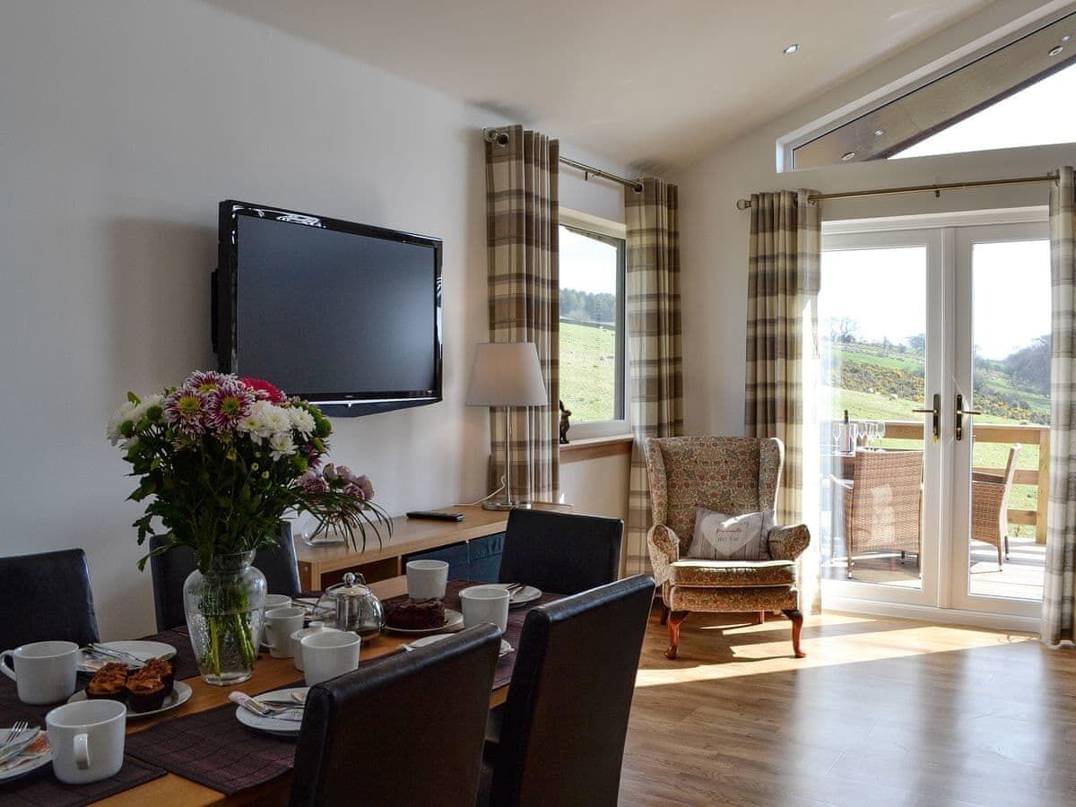 3 bedroom 2 bathroom Spey lodge with hottub and excellent views 