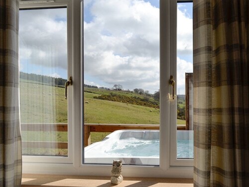3 bedroom 2 bathroom Spey lodge with hottub and excellent views 