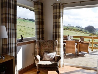 3 bedroom 2 bathroom Spey lodge with hottub and excellent views