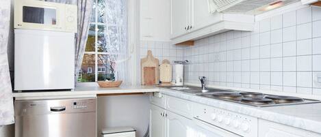 Kühlschrank, Mikrowelle, Ofen, Geschirrspüler