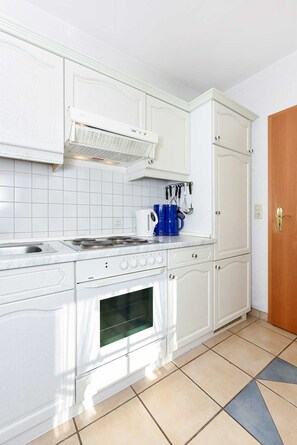 Fridge, microwave, oven, dishwasher - Ferienwohnung Kornblume - Ferienwohnungen Kornblume und Löwenzahn im Haus Sassenhof (Dunum)