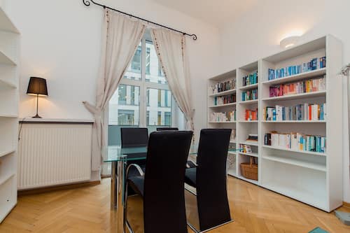 Comfort Apartment | Living room | 40-inch flat-screen TV with cable channels, TV