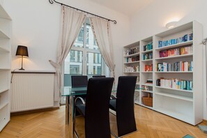 Comfort-Apartment | Wohnzimmer | 40-Zoll-Flachbildfernseher mit Kabelempfang, Fernseher