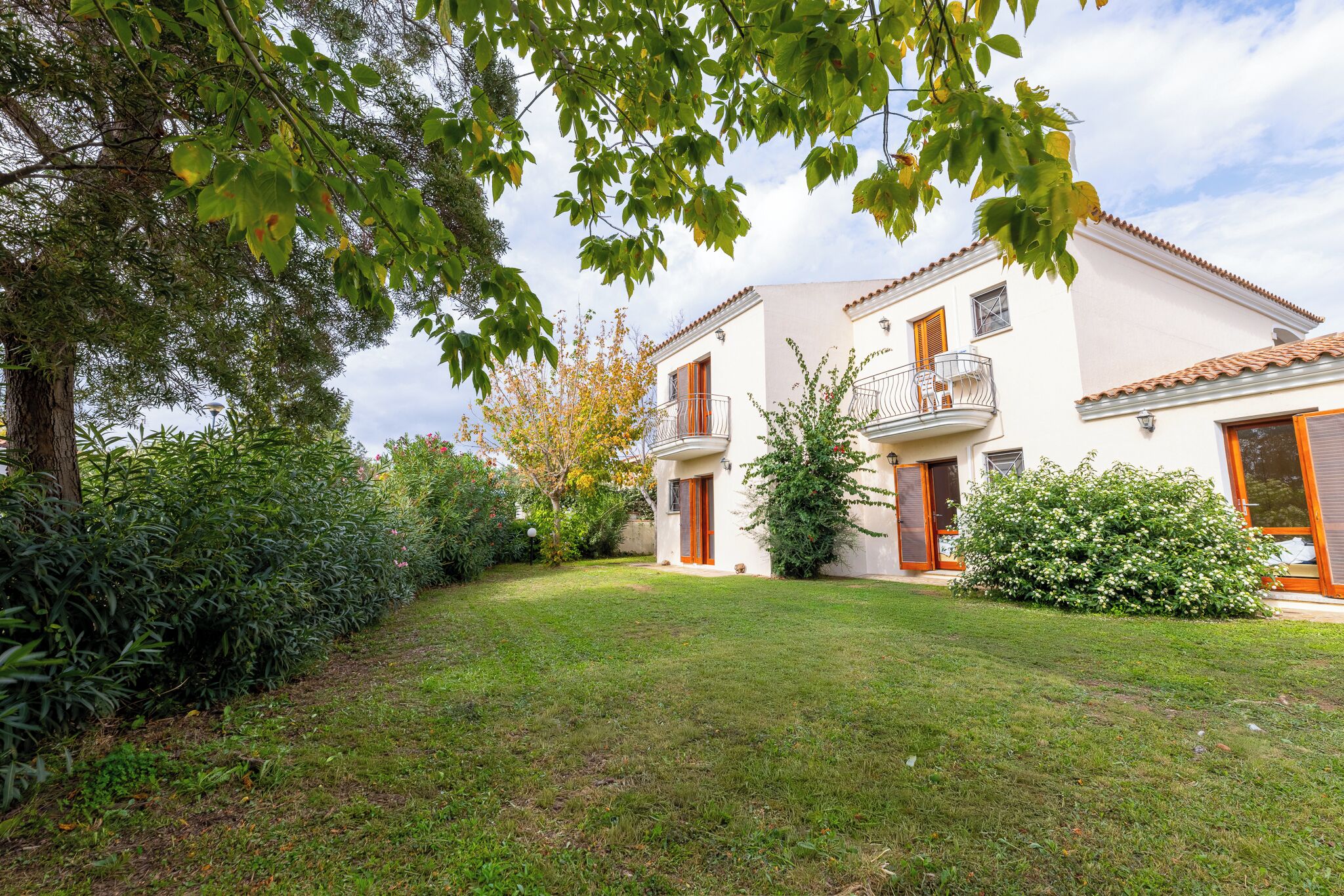 Il s’agit d’un bâtiment à deux étages, à l’extérieur blanc et doté d’un toit recouvert de tuiles rouges. Une pelouse bien entretenue se trouve devant, et le bâtiment possède un balcon au deuxième étage.
