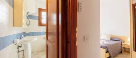 Ein Badezimmer mit Waschbecken, Spiegel und Toilette.