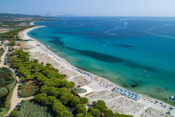 Playa en los alrededores, playa de arena blanca y sombrillas
