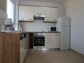 ثلاجة، ميكروويف، فرن، موقد طهي مسطح