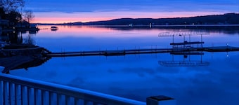 Lakefront Luxury:Your Perfect Finger Lakes Getaway! Come Create Lasting Memories