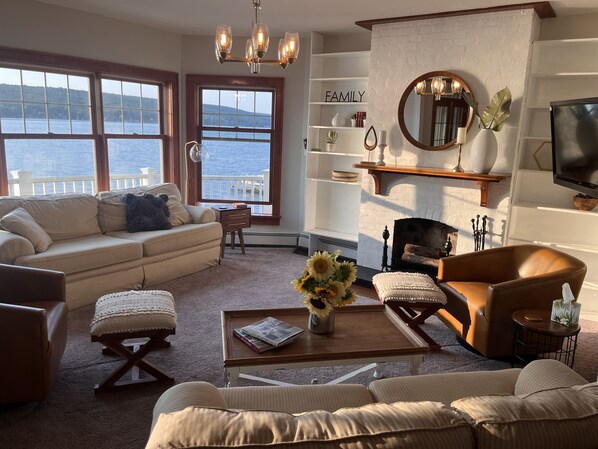 Smart TV, chimenea, reproductor de DVD y libros 