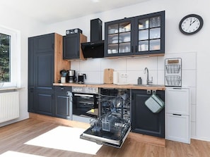Kühlschrank, Mikrowelle, Ofen, Geschirrspüler