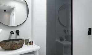 Suihku, hiustenkuivaaja, pyyhkeet, vessapaperi