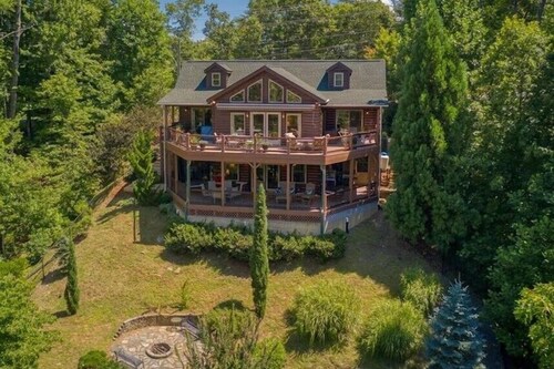 Buffalo Lodge - Hot Tub, Fire Pit, Super Nice!