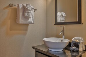 Combined shower/bathtub, hair dryer, towels