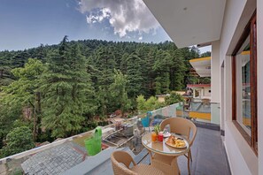Deluxe Double Room | Balcony - Golden Rock - AM Hotel Kollection (Dharamshala)