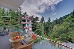 Deluxe Double Room | Frette Italian sheets, premium bedding, desk, laptop workspace - Golden Rock - AM Hotel Kollection (Dharamshala)