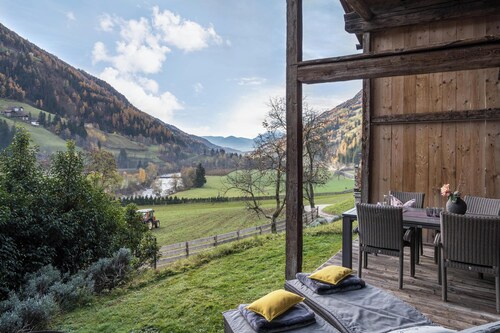 Chalet “Ferienhaus im Stadl” with Mountain View, Wi-Fi, Sauna, Terrace & Garden