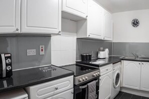 Fridge, microwave, oven, stovetop - ☆Modern Flat, Close to University and City Centre☆ (Dundee)