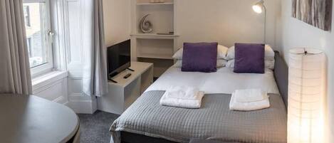 Iron/ironing board, WiFi, bed sheets