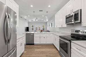 Réfrigérateur, micro-ondes, four, plaque de cuisson