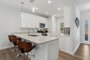 Fridge, microwave, oven, stovetop - Perfect Private Beach Getaway Walk to the Ocean! (Panama City)