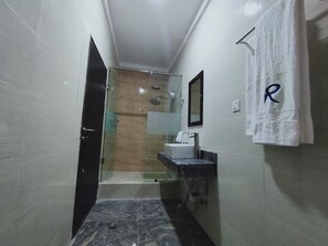 Deluxe Room, 1 Bedroom | Bathroom