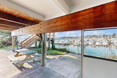Waterfront condo with bay views & shared gym - dog-friendly