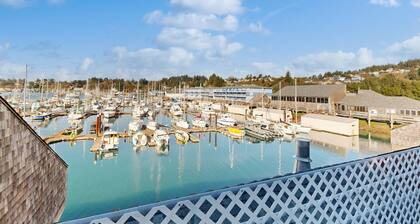 Waterfront condo with bay views & shared gym - dog-friendly