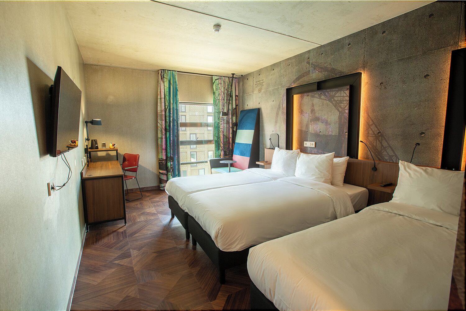 standard triple room | 1 bedroom, in-room safe, desk, laptop workspace