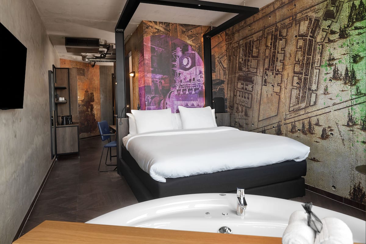 Wellness Room | 1 sovrum, värdeförvaringsskåp på rummet och skrivbord