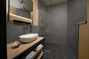 City Twin Room | Bathroom | Free toiletries, hair dryer, towels, soap - Inntel Hotels Amsterdam Landmark (Amsterdam)