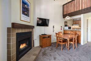 Dining - (B208) Loft Condominiums (Yosemite National Park)