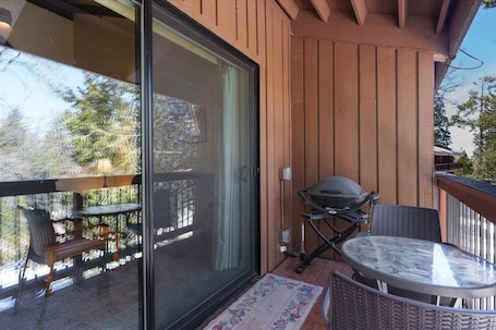 Outdoor dining. (B208) Loft Condominiums