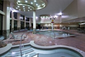 Una piscina techada, una piscina al aire libre