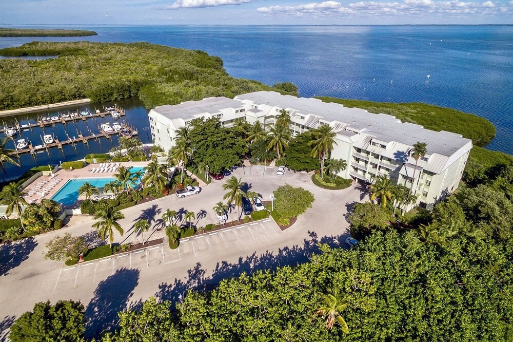 Marina views, heated pool, hot tub, short walk to the beach