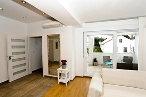 Interior - Apartment Juraj 4+2-spacious apartment 50m from the sea (Petrcane)