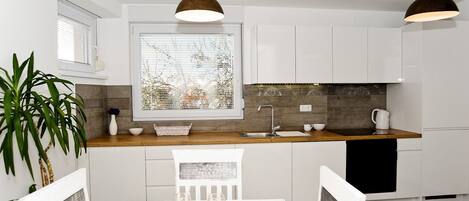 Jääkaappi, mikroaaltouuni, uuni, liesi