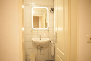Apartamento Confort | Baño | Ducha, secador de pelo, toallas y jabón