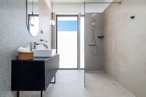 Shower, hair dryer, towels, soap - Villa Bava with 4 en-suite bedrooms, heated 33 sqm pool (Omiš)